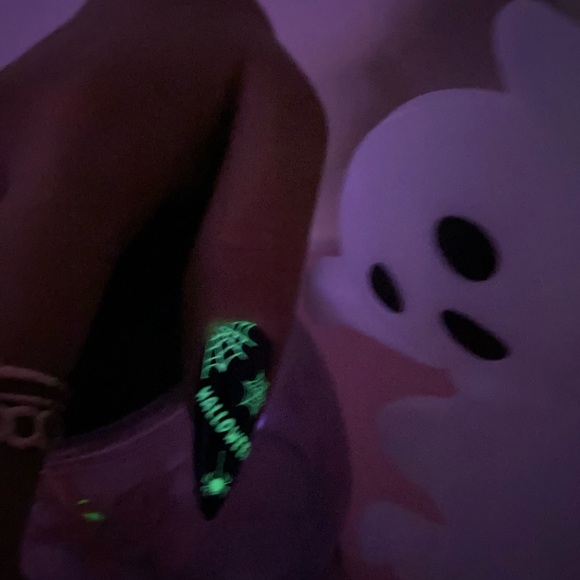 Hand crafted Glow In Dark Halloween Medium Stiletto Love Galore Press On Nails - Picture 6 of 10